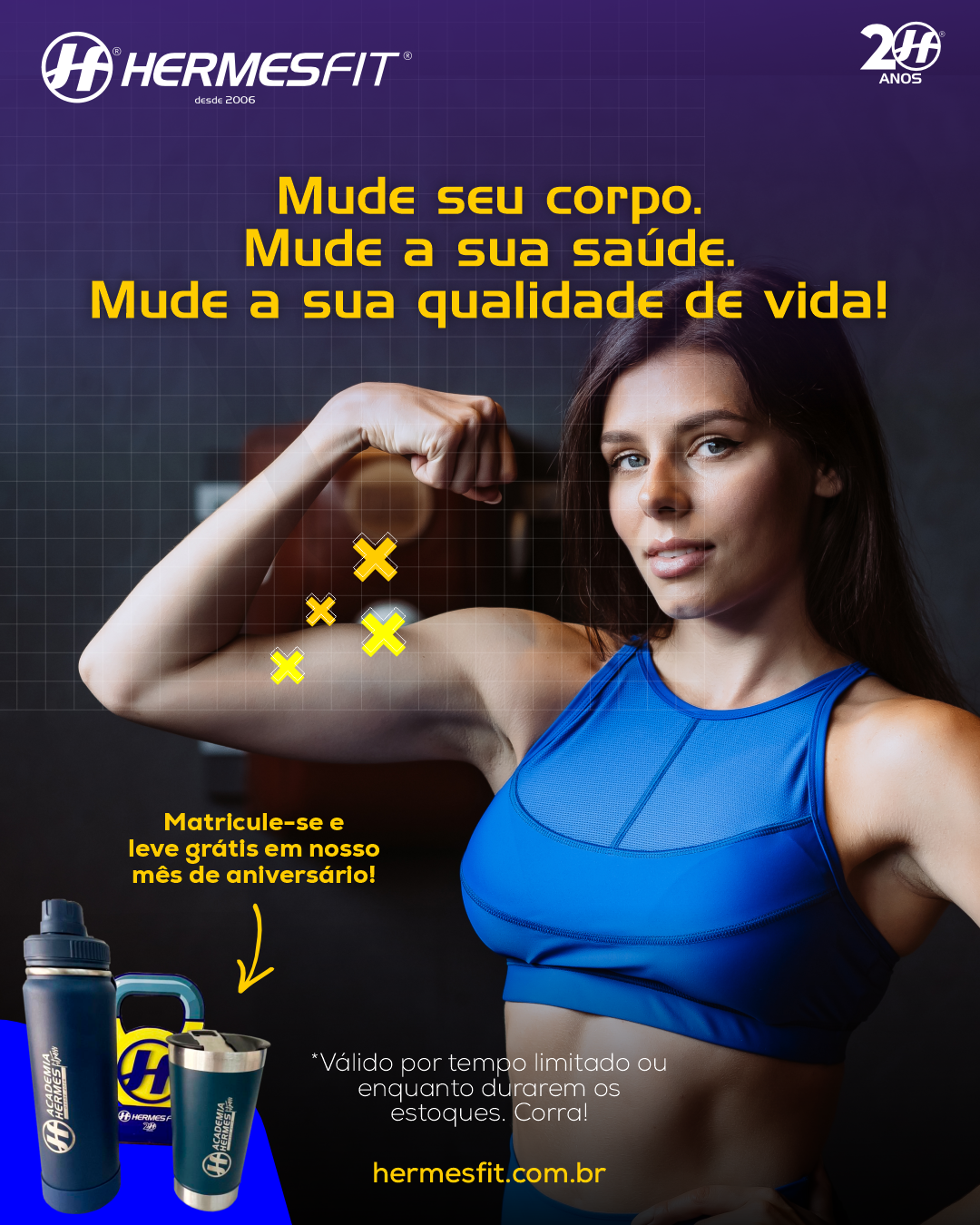 Aluna da HermesFit mostrando o braço, com os brindes de aniversário: squeeze e copo personalizados